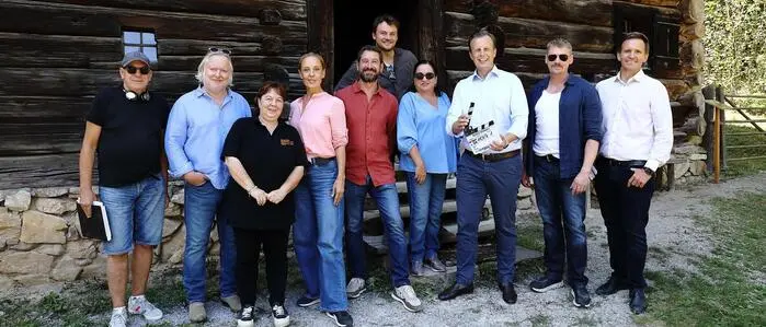 Zu Besuch am Set von „SOKO Donau“ im Freilichtmuseum: Regisseur Holger Barthel, Michaela Steinböck-Köhler (Museumsleiterin), Gregor Seeberg, Lilian Klebow, Andreas Kiendl, Max Fischnaller, Maria Happel, Kulturlandesrat Karlheinz Kornhäusl, Martin Gruber, Marko Mele (wissenschaftlicher Geschäftsführer UMJ)