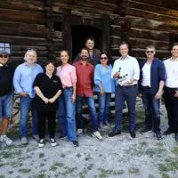 Zu Besuch am Set von „SOKO Donau“ im Freilichtmuseum: Regisseur Holger Barthel, Michaela Steinböck-Köhler (Museumsleiterin), Gregor Seeberg, Lilian Klebow, Andreas Kiendl, Max Fischnaller, Maria Happel, Kulturlandesrat Karlheinz Kornhäusl, Martin Gruber, Marko Mele (wissenschaftlicher Geschäftsführer UMJ)