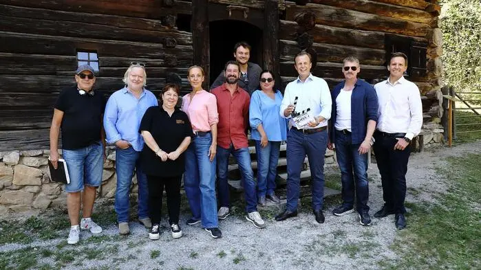 Zu Besuch am Set von „SOKO Donau“ im Freilichtmuseum: Regisseur Holger Barthel, Michaela Steinböck-Köhler (Museumsleiterin), Gregor Seeberg, Lilian Klebow, Andreas Kiendl, Max Fischnaller, Maria Happel, Kulturlandesrat Karlheinz Kornhäusl, Martin Gruber, Marko Mele (wissenschaftlicher Geschäftsführer UMJ)