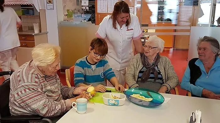 Über Generationen hinweg unter fachlicher Betreuung: Schüler besuchen ältere Semester im Seniorenzentrum