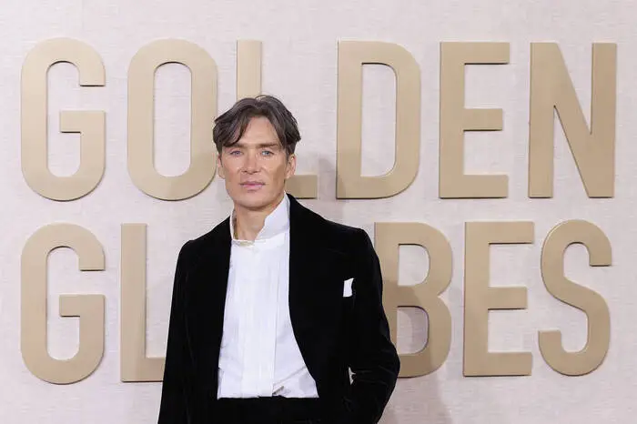 Cillian Murphy klassisch elegant im Anzug