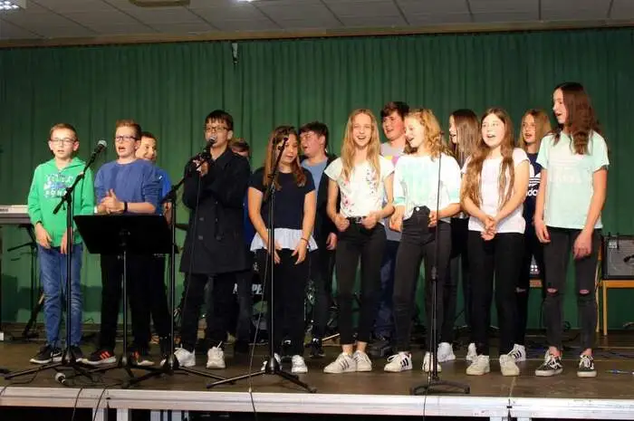 Zudem wirkte auch der Unterstufen- und Oberstufen-Chor der Schule an diesem Abend mit.