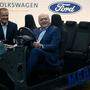 Jim Hackett (Ford) und Herbert Diess (VW) zeigen sich begeistert über die Ausweitung der Allianz