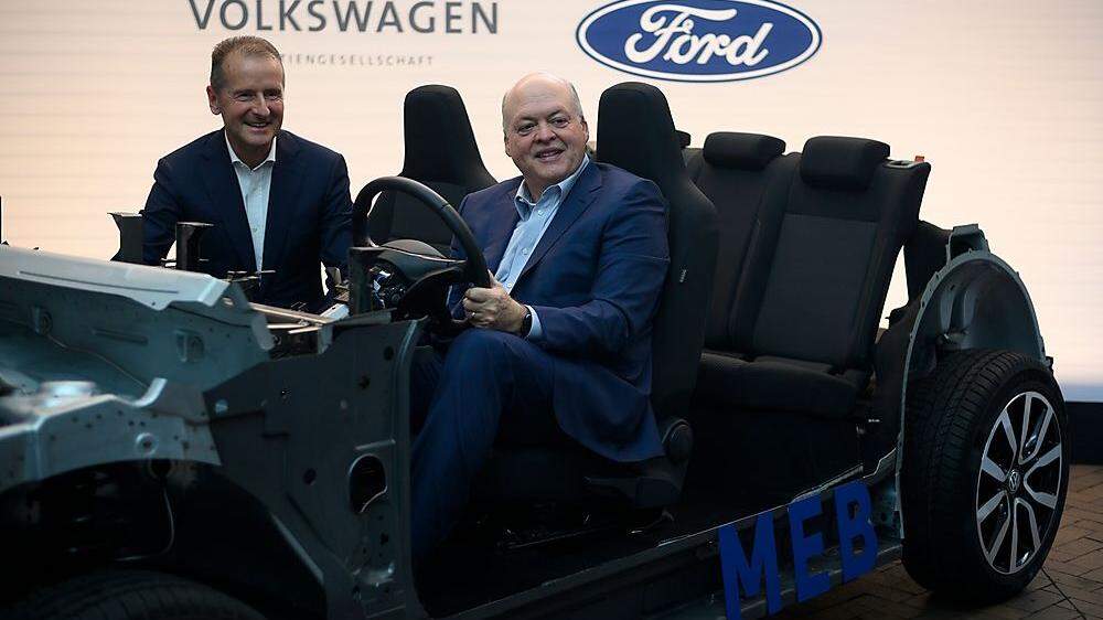 Jim Hackett (Ford) und Herbert Diess (VW) zeigen sich begeistert über die Ausweitung der Allianz