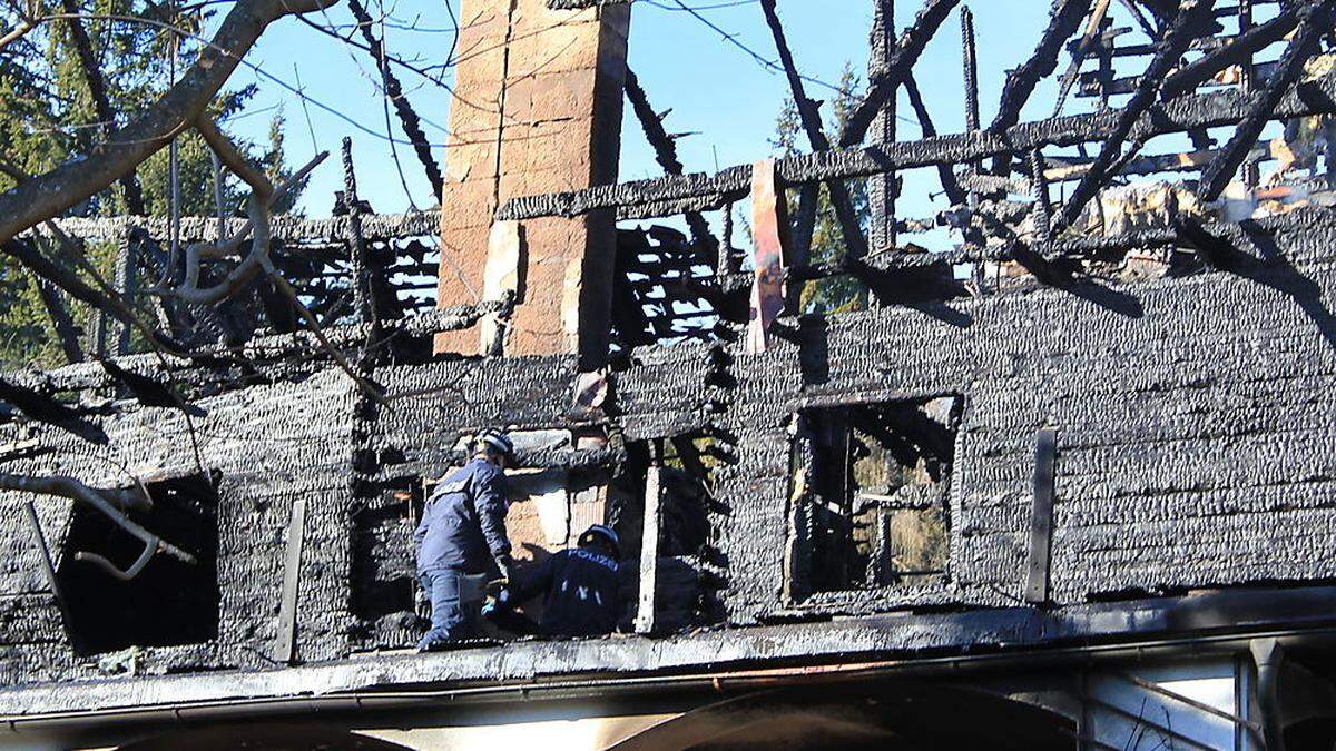 Brandermittler des Landeskriminalamtes Steiermark nahmen gestern die Suche nach der Brandursache auf