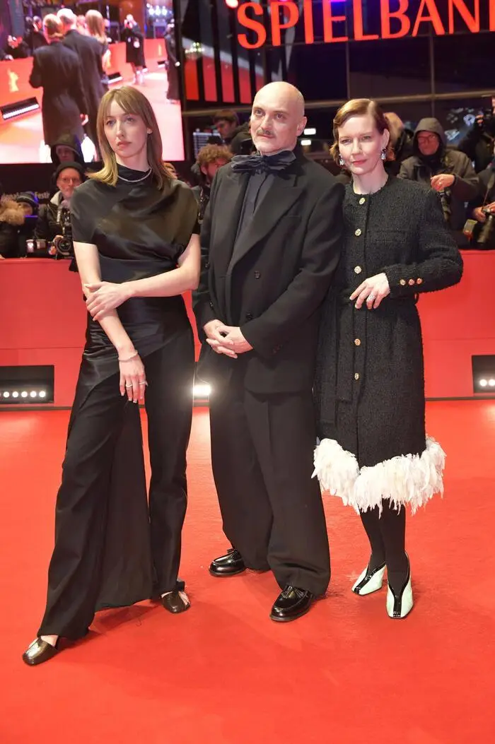„Rose“-Regisseur Markus Schleinzer mit seinen Darstellerinnen Caro Braun und Sandra Hüller auf der Berlinale 2026. Hüller (rechts) gewann in Berlin den Silbernen Bären als beste Hauptdarstellerin