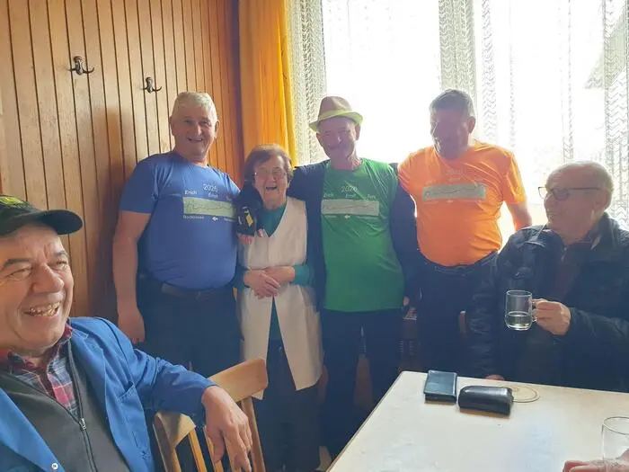 Gemeinsam mit der 92-jährigen Wirtin vom Gasthaus Bürger in Bad Sauerbrunn im Burgenland