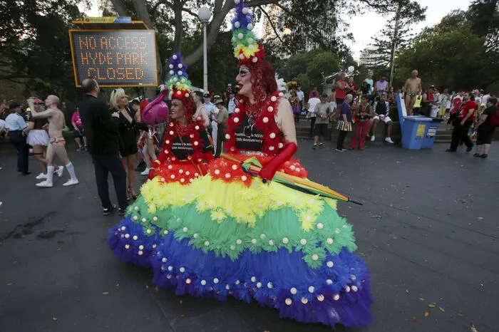 Die Aktivistin Betty Hounslow (66) erinnerte an den ersten Marsch 1978, als die Polizei auf die Teilnehmer eindrosch und 53 von ihnen festnahm. "Jetzt marschiert die Polizei mit uns in der Mardi-Gras-Parade. Das ist echt unglaublich", sagte die "78erin".