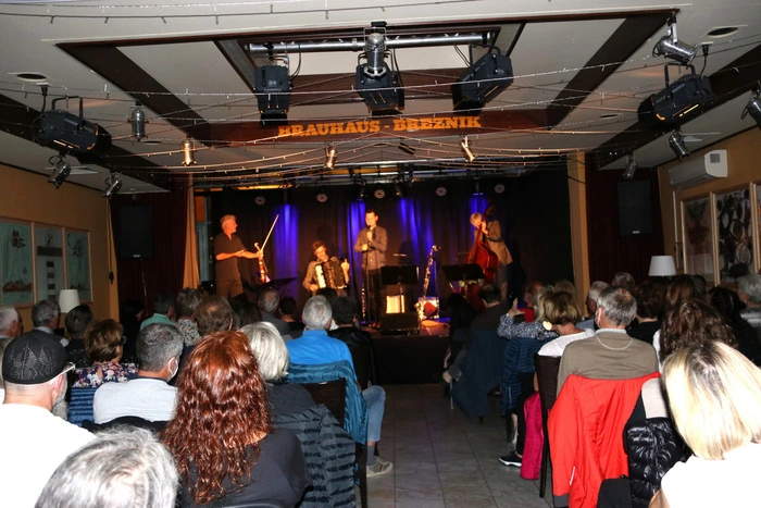 Bernie Mallinger (Violine) und Stefan Gferrer (Bass) begleiteten das Duo klak auf einem musikalisch sehr ausgefallenen Weg.