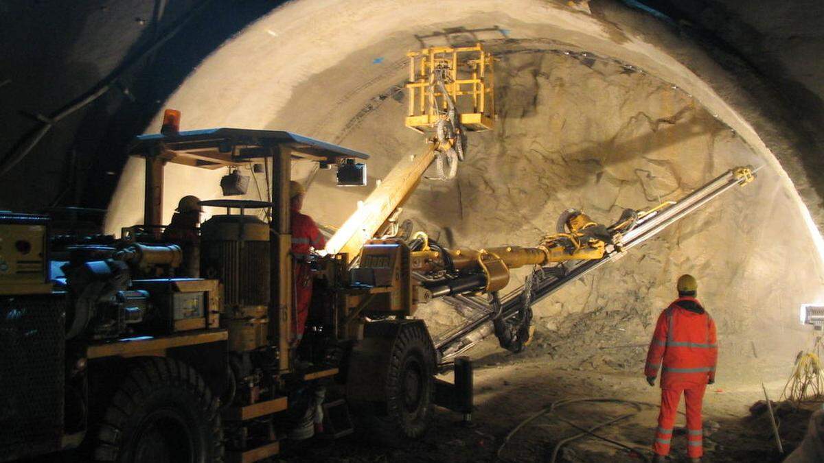 Das asbesthältige Material trat 2007 bei den Bauarbeiten zum Tunnel Kirchdorf zutage