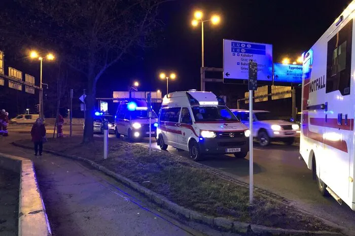 Insgesamt knapp ein Dutzend Einsatzwägen waren zum Brand im Bürogebäude ausgerückt.