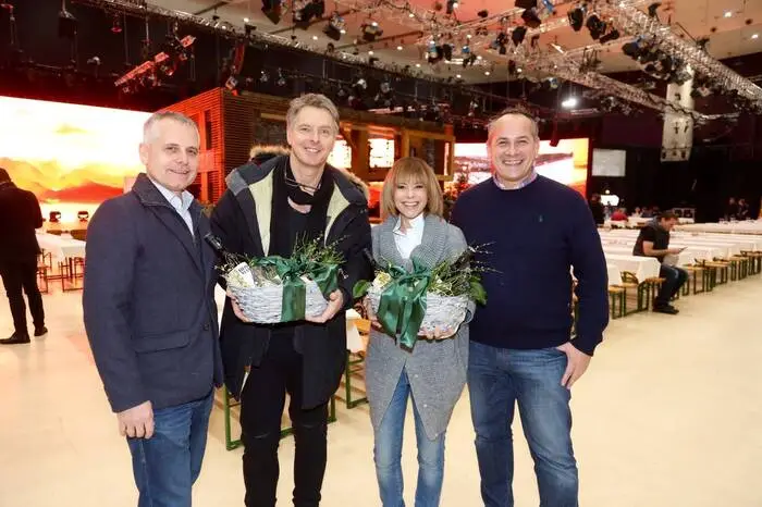Während im Foyer gefeiert wurde, liefen in der Stadthalle die Proben - und die Moderatoren Jörg Pilawa und Francine Jordi wurden von Alexander Götz und Christof Strimitzer (Messe Congress Graz) mit einem steirischen Geschenkskorb überrascht.
