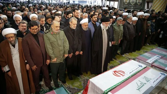 Die iranische Führungsspitze mit Ayatollah Ali Khamenei (vorne) beim Gebet vor den Särgen der Getöteten