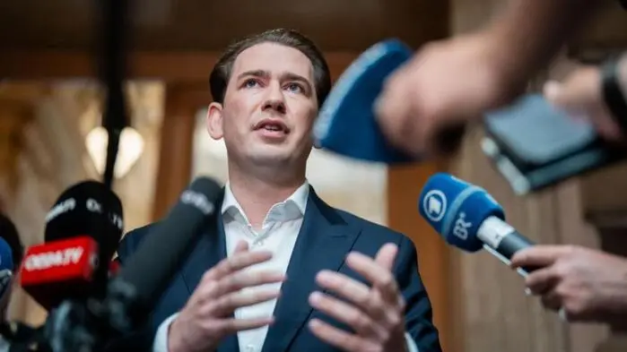 Die Aufmerksamkeit ist ihm sicher, wenn sie der Ex-Kanzler sucht: Sebastian Kurz, von Mikrofonen umringt