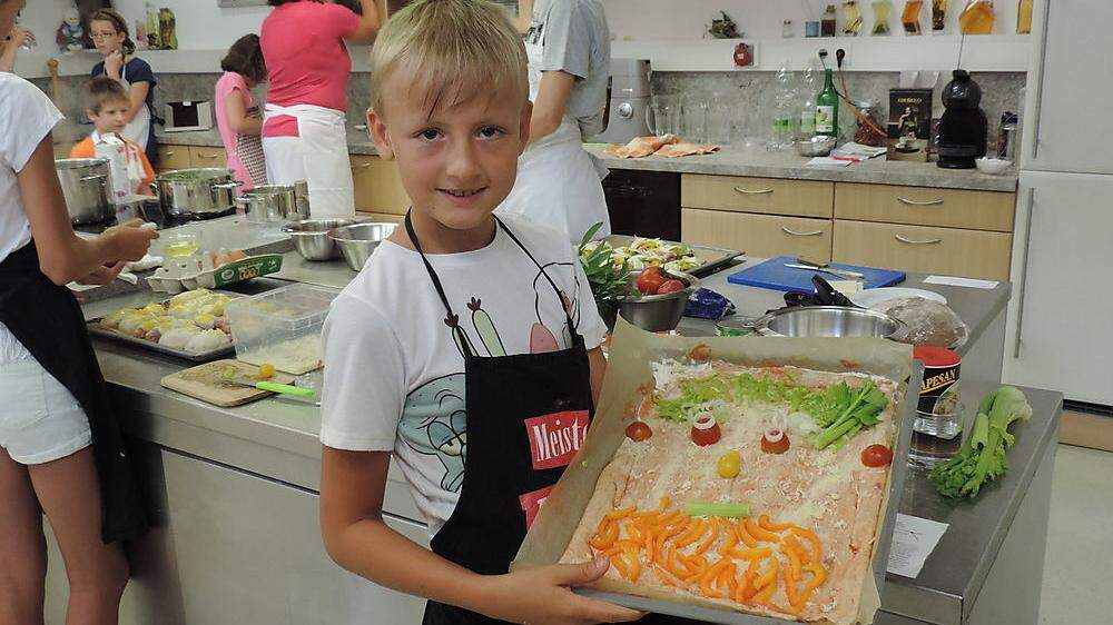 Andre Jerebitsch aus Proleb ist stolz auf seine selbst gemachte Gemüsepizza