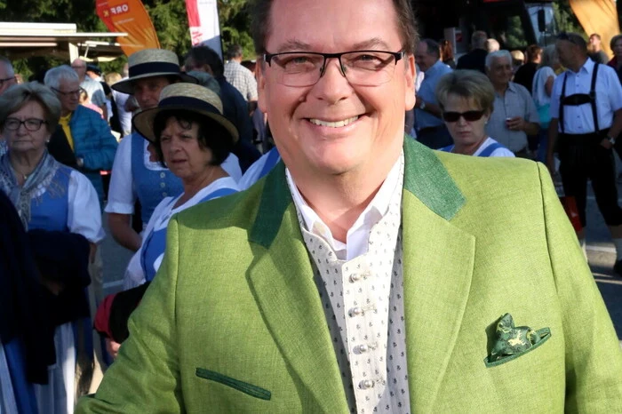 Übrigens: Ein gefragter Interviewpartner war der Kärntner ORF-Star Arnulf Prasch (Foto), welcher über die Vorbereitungen zum Open-Air „Wenn die Musi spielt“ zu erzählen wusste. 