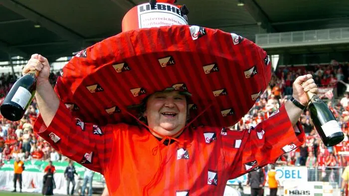 Saison 2003/04: Zwei Spieltage vor Schluss hatte der GAK in der Bundesliga drei Punkte Vorsprung auf Titelverteidiger Austria Wien. In der vorletzten Runde gastierte der Tabellendritte Pasching in Graz – die Fans stimmten sich ein auf ein Fußballfest.
