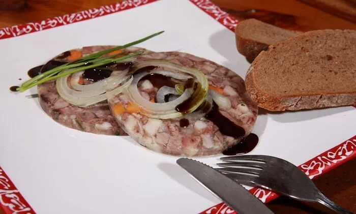 Gerne serviert: Sulze mit Zwiebel und Kernöl abgemacht