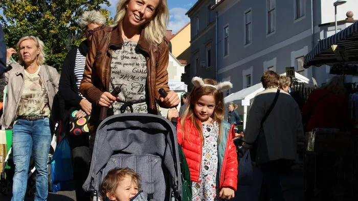 Große und Kleine Besucher genossen das herbstliche Wetter beim Kirtag, der am Donnerstag stattfand.