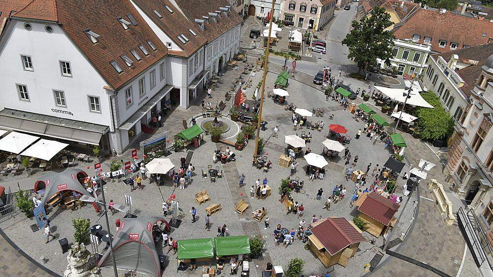 Der Hartberger Hauptplatz soll im Sommer von Freitagabend bis Montagfrüh autofrei werden