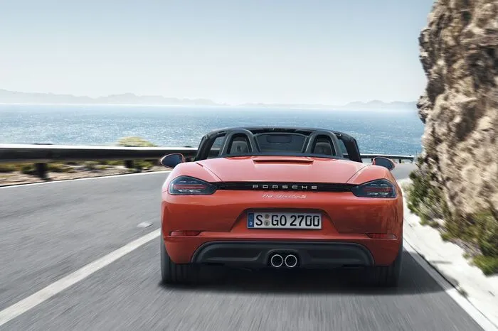 Auf dem Papier sind die Turbomotoren jedenfalls ein Gewinn: Der Vierzylinder-Boxer mit PDK verbraucht im Boxster 6,9 l/100 km (minus 1 l/100 km), gemäß NEFZ. Der 2,5 Liter Turbo-Boxermotor mit PDK im Boxster S begnügt sich mit 7,3 l/100 km (minus 0,9 l/100 km).