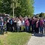 Viele Menschen auf einem Platz in Seeboden
