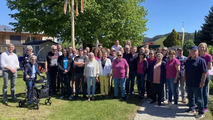 Viele Menschen auf einem Platz in Seeboden