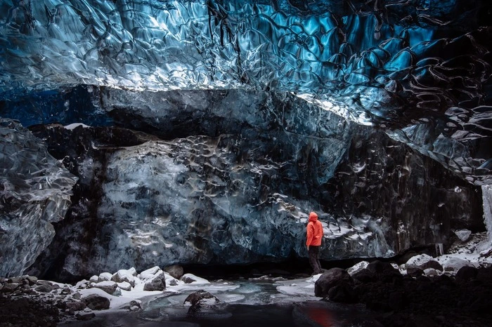 Wer denkt, Eispaläste gäbe es nur bei James Bond, der Eiskönigin und in Österreich, darf sich auf Island eines Besseren belehren lassen. Ab November sind die Eispaläste in der Regel stabil genug, um besichtigt zu werden.