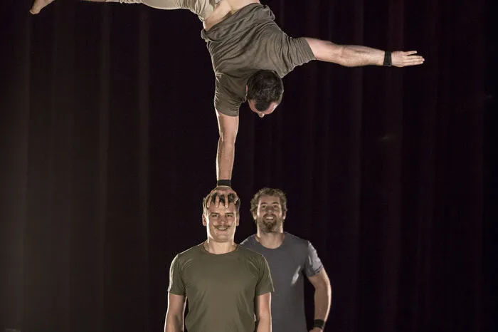 ... Handstandspitzen und Menschensäulen sind nur eine Spezialität der Australier ...