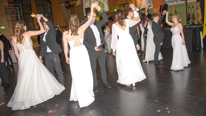18 Paare tanzten die stimmungsvollen Polonaise