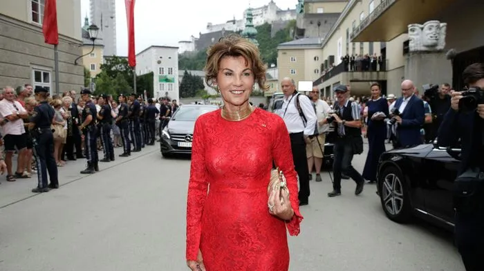 Zur Eröffnungspremiere ist die große Robe Pflicht: Bundeskanzlerin Brigitte Bierlein.