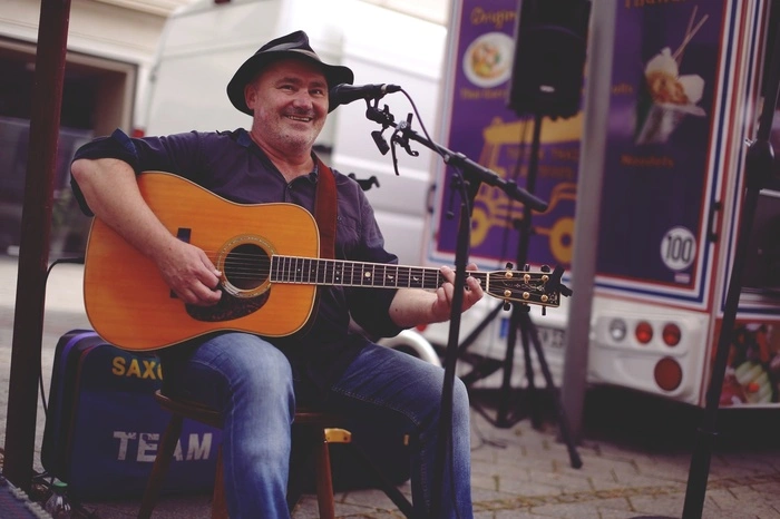 Harry Ahamer aus Oberösterreich unterhielt mit internationalen Blues-Klassikern.