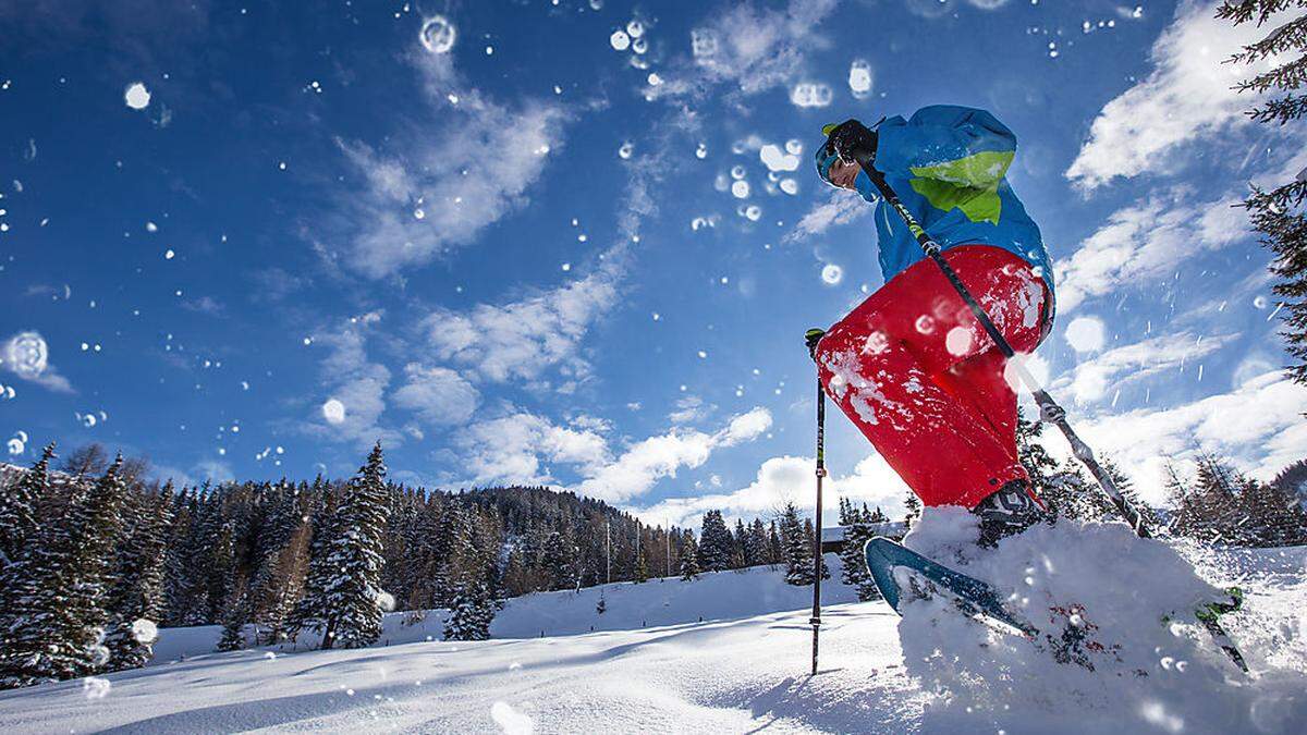 Wanderer können auf der Turracher Höhe schon die Schneeschuhe anschnallen