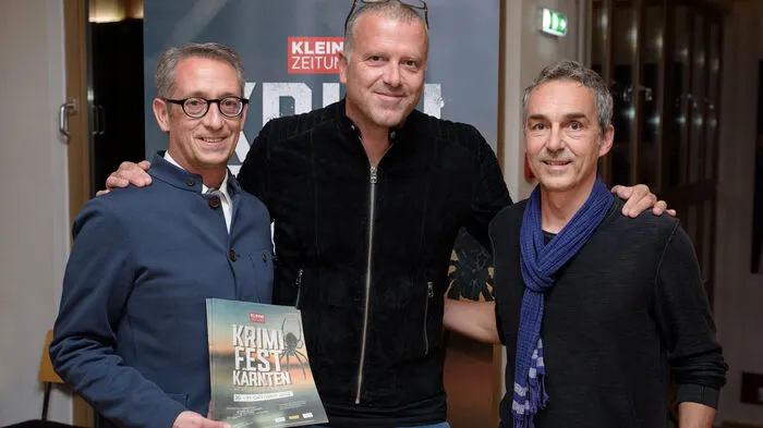 Bernhard Aichner (Mitte) mit Michael Sternig, Geschäftsführer des Tourismusverbands Villach und Musiker Frajo Köhle