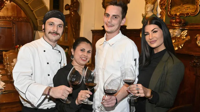 Das Team um Mario Naschenweng in der Altdeutschen Weinstube: Souschef Manuel Pipan, Mitarbeiterin Yoceline Bothe, Naschenweng und Restaurantleiterin Sarah Walcher.