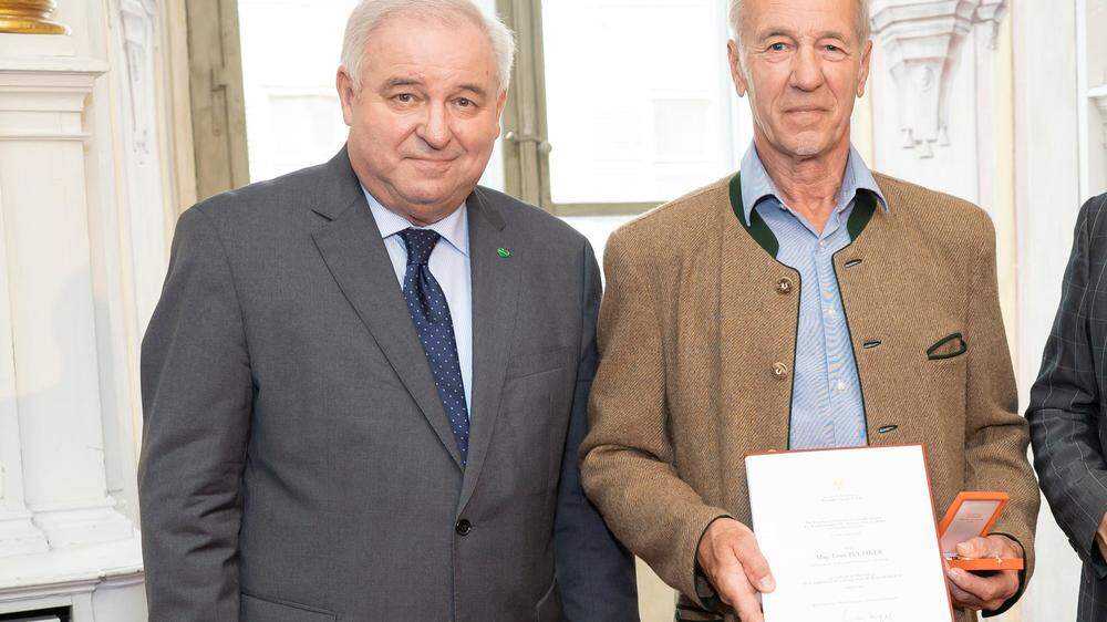 LH Hermann Schützenhöfer überreichte die Auszeichnung an Ernst Puchner