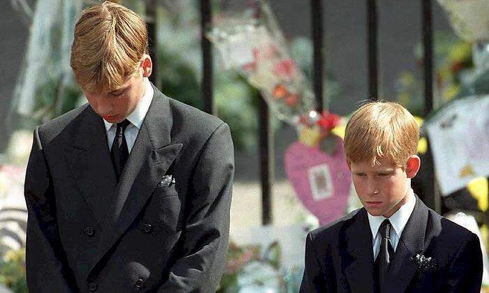 Ein Bild, das um die Welt ging: William und Harry am Sarg ihrer Mutter Diana am 6. September 1997