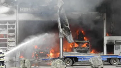 Die Halle steht in Vollbrand