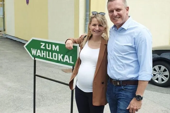 Ex-Minister Mario Kunasek mit Frau Sabrina vor dem Wahllokal.