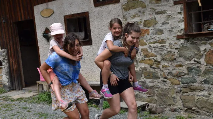 Almtag mit den beiden Betreuerinnen Lena und Sophia 