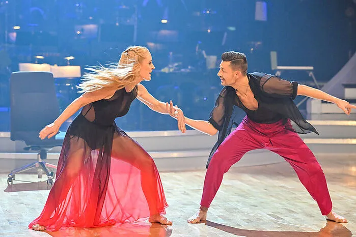 Noch ein Probenfoto von Lilian Klebow &amp; Florian Gschaider, die das Halbfinale von "Dancing Stars" traurig am Parkettrand verfolgen mussten