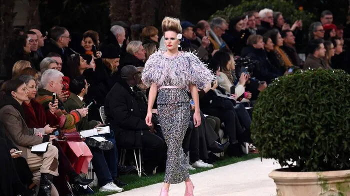 Modezar Karl Lagerfeld hat die erste seiner Chanel-Modenschauen am Dienstag verpasst.