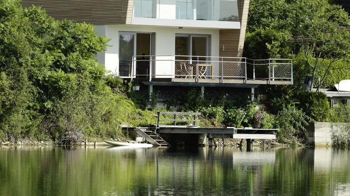 Das Haus orientiert sich ganz zum See hin.