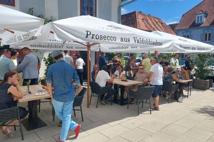 In der Greißlerei wird zum Beispiel selbstgemachtes Chutney und Kernöl verkauft. Im anliegenden Lokal kocht Samer frisch für seine Gäste.