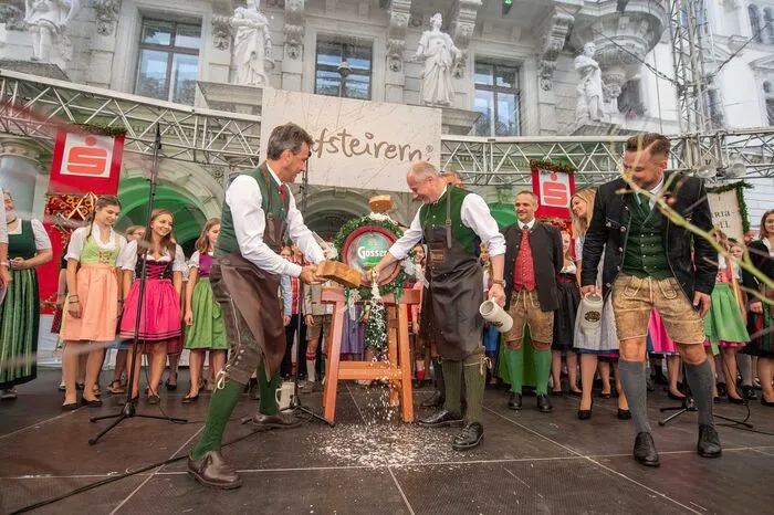 Hammer auf Fass