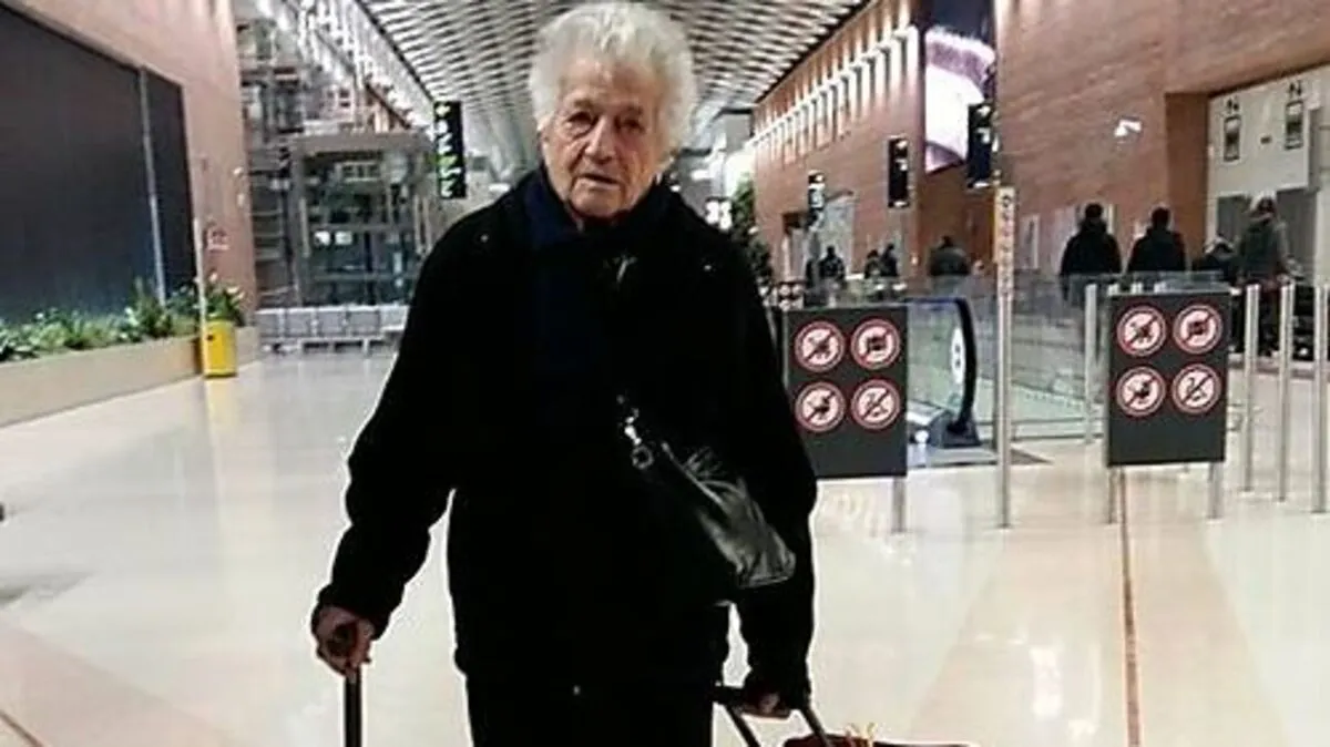 Oma Irma vor dem Abflug nach Kenia 