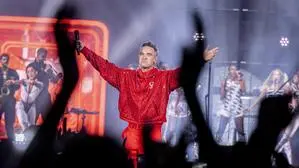 Robbie Williams in einem roten Anzug auf der Bühne | Robbie Williams schaute heuer im Wörthersee Stadion in Klagenfurt vorbei