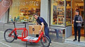Andreas Reiter liefert die Fair Trade-Produkte in Graz mit dem Lastenrad aus.