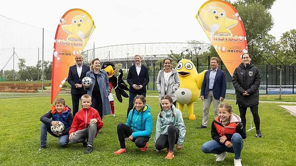 Die Vertreter der Veranstalter und die Kinder freuen sich auf Bewegung