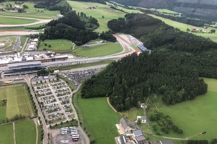 Die Parkplätze sind nur von den Mitarbeitern und einigen wenigen Journalisten gefüllt